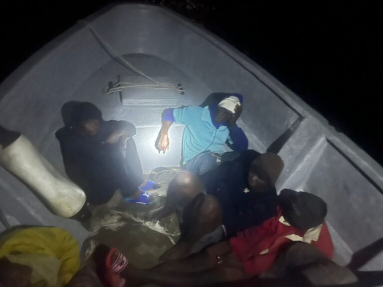 Armada de República Dominicana refuerza control costero y detiene a seis inmigrantes irregulares en operativo marítimo