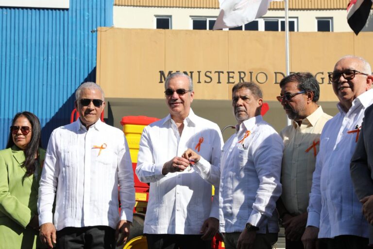 Presidente Abinader entrega maquinarias modernas para reducir mano de obra extranjera e impulsar mecanización del campo