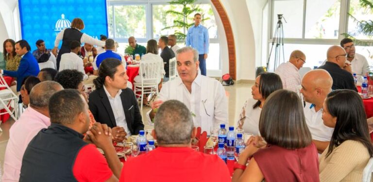 Presidente Abinader resalta la labor de los periodistas que cubren la fuente del Palacio Nacional