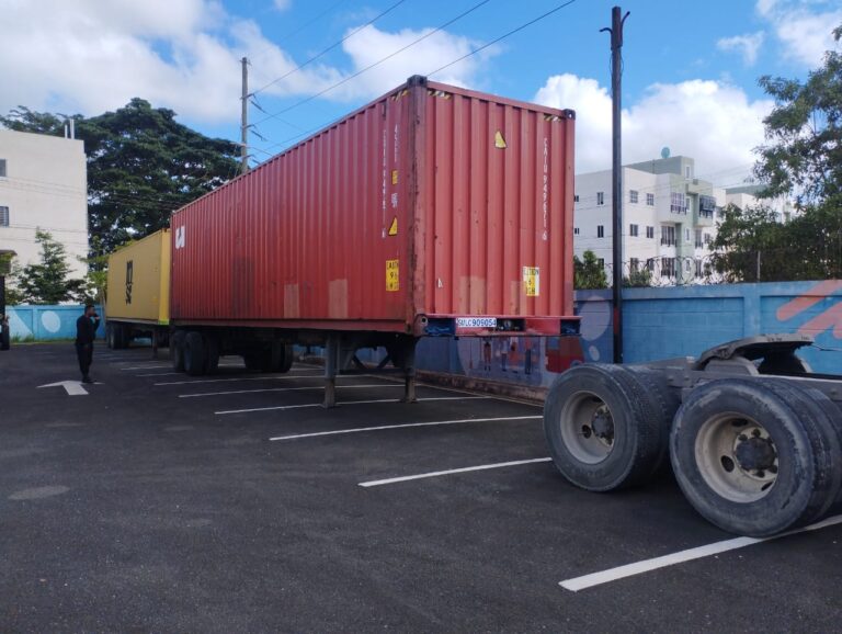 Multan con RD$100 mil a conductor por dejar contenedor en calle de Ciudad Juan Bosch