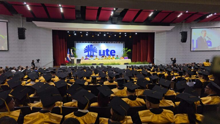 LA UTE CELEBRA SU TRIGÉSIMA TERCERA GRADUACIÓN EXTRAORDINARIA