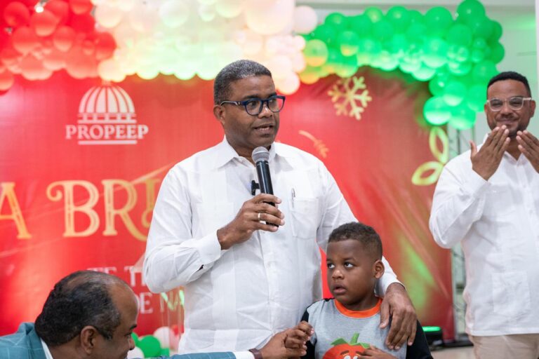 Propeep inicia almuerzos navideños con familias con niños autistas y discapacidad