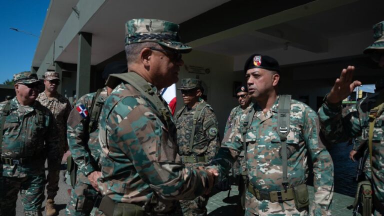 Ministro de Defensa lleva mensaje navideño a tropas en la frontera