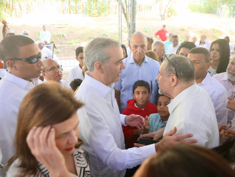 Abinader y Raquel Peña comparten villancicos navideños con familias de Santiago