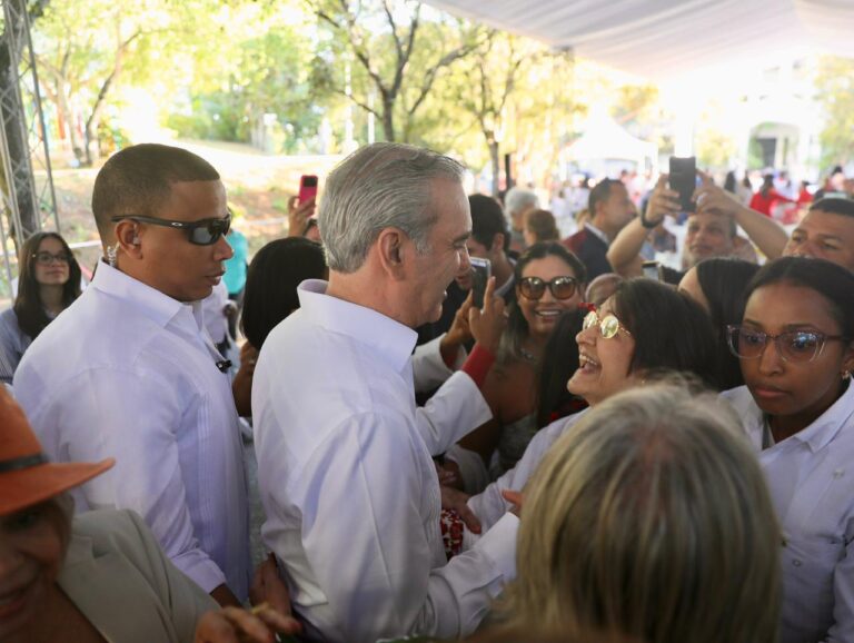 Luis Abinader y la vicepresidenta Raquel Peña comparten villancicos navideños con familias