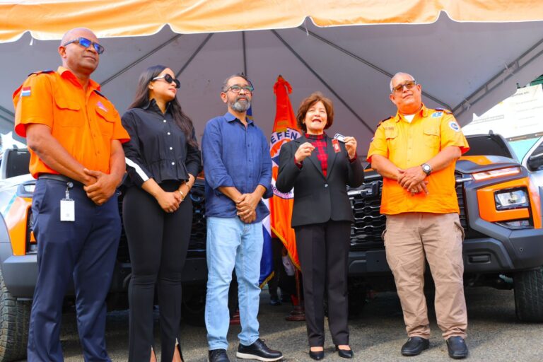 Defensa Civil e Interior y Policía fortalecen operativo de Navidad 2025 con donación de camionetas