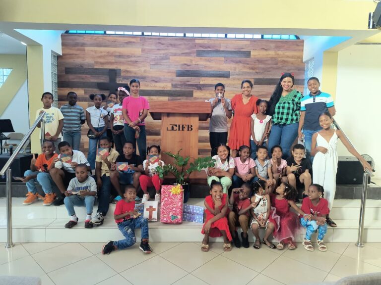 Iglesia Fundamento Bíblico y Fundación AYO llevan esperanza a familia en Elías Piña