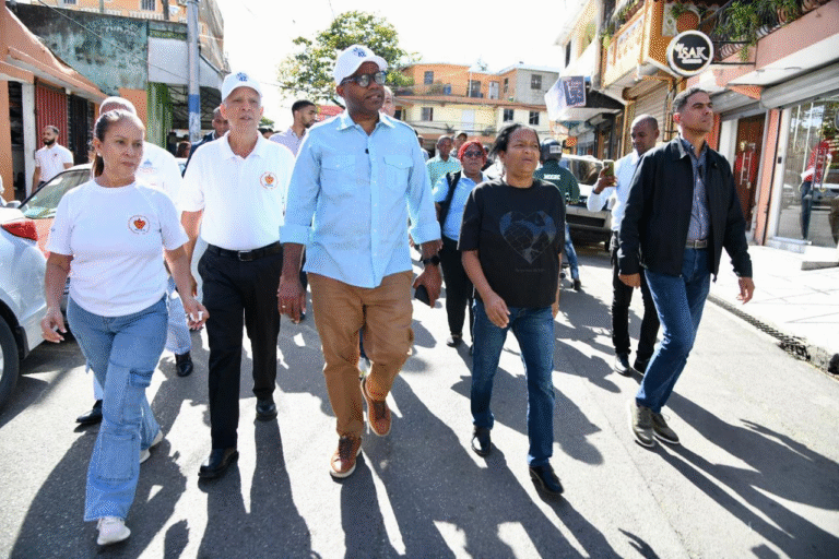 Robert Polanco recorre sector Capotillo; supervisa trabajos realiza Propeep en el populoso sector capitalino