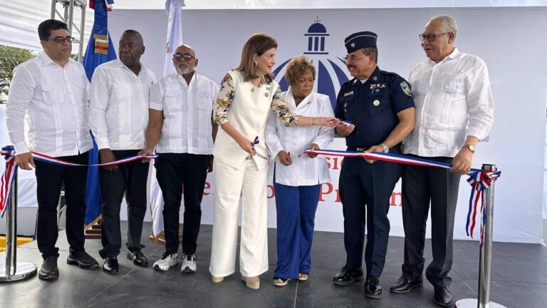 Vicepresidenta Raquel Peña entrega la estación policial del sector El Valiente en La Caleta totalmente remozada