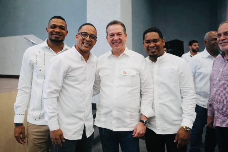 FED solicita a Luis Abinader e Ito Bisonó la construcción de una  Torre Estudiantil para la UASD