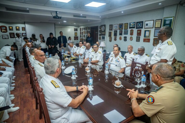 Ministro de Defensa realiza visita de trabajo a la Base Naval “27 de Febrero” y reconoce la labor de la Armada en la defensa de la soberanía nacional