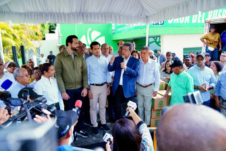 Leonel continúa entrega de alimentos a sectores vulnerables y afirma que la necesidad del pueblo es evidente