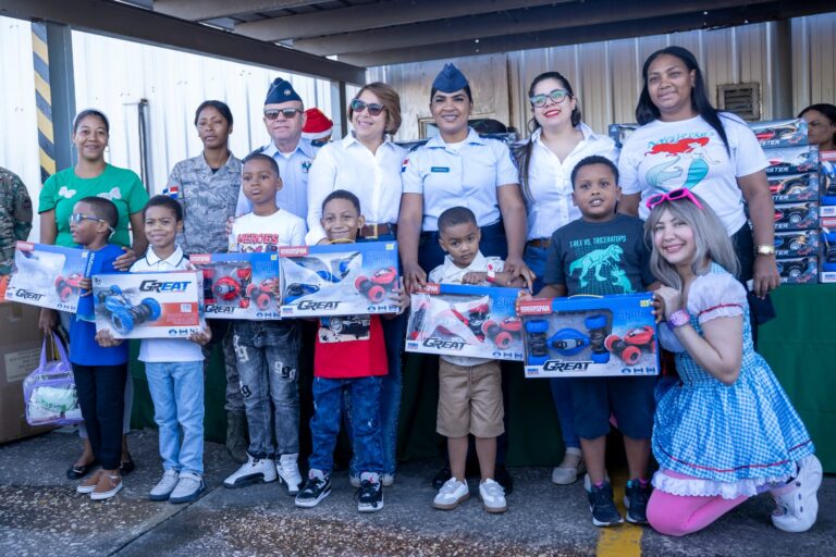 Fuerza Aérea y Asociación de Esposas de Oficiales celebran el Día de los Reyes Magos con miles de niños
