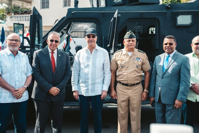 Ministro de Defensa presenta el primer vehículo militar blindado ensamblado