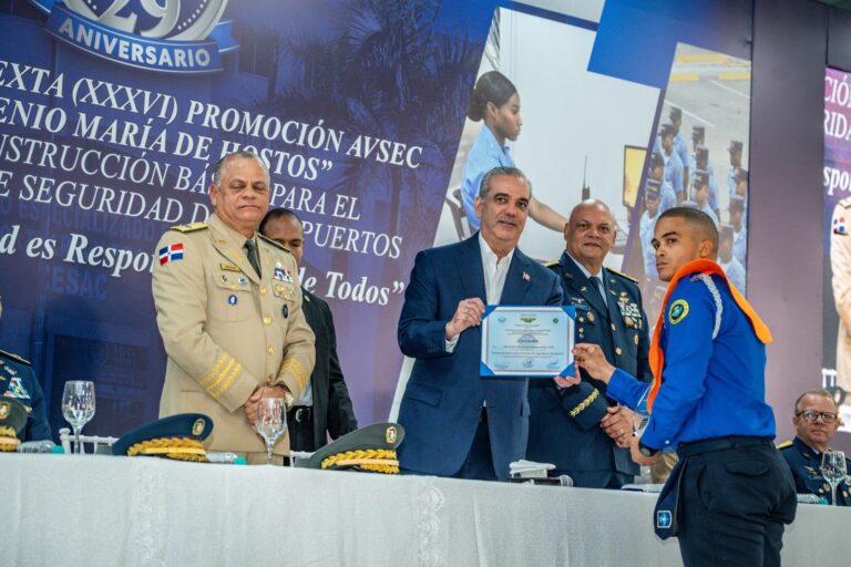 Presidente Luis Abinader encabeza graduación de nuevos agentes AVSEC y reafirma compromiso con la seguridad aeroportuaria