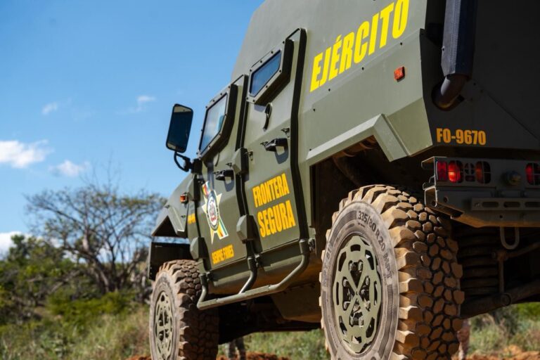 Ministro de Defensa presenta avances de la Verja Perimetral Inteligente al presidente Abinader y al presidente electo de Chile