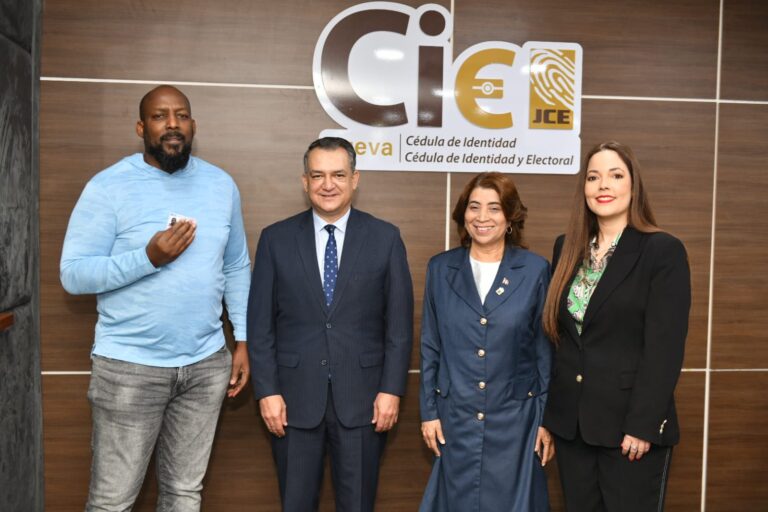 JCE entrega nueva cédula a personas con discapacidad y a miembros del Salón de la Fama de Cooperstown