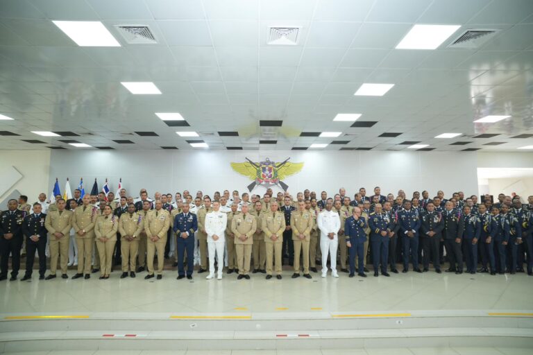 Ministerio de Defensa reconoce a oficiales por su trayectoria y años de servicio