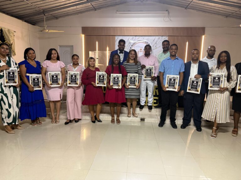 Movimiento de Iglesias Templo La Hermosa reconoce a decenas de jóvenes destacados del municipio de La Caleta