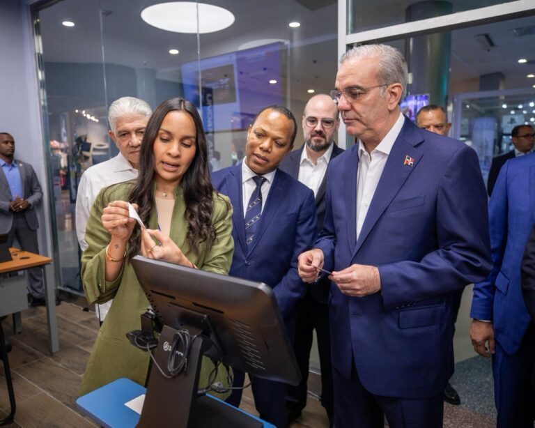 Abinader recibe la primera nueva licencia en histórica transformación del sistema de conducir