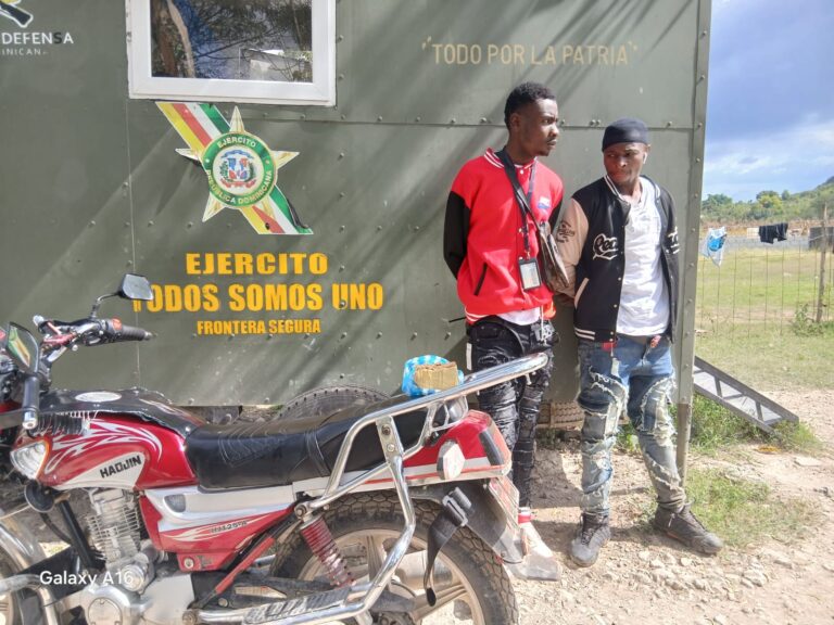 Ejército detiene a dos extranjeros indocumentados con presunta marihuana en Pedernales