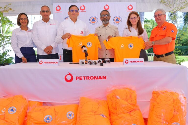 Defensa Civil recibe 3,000 t-shirts de Petronan para operativo Semana Santa 2026