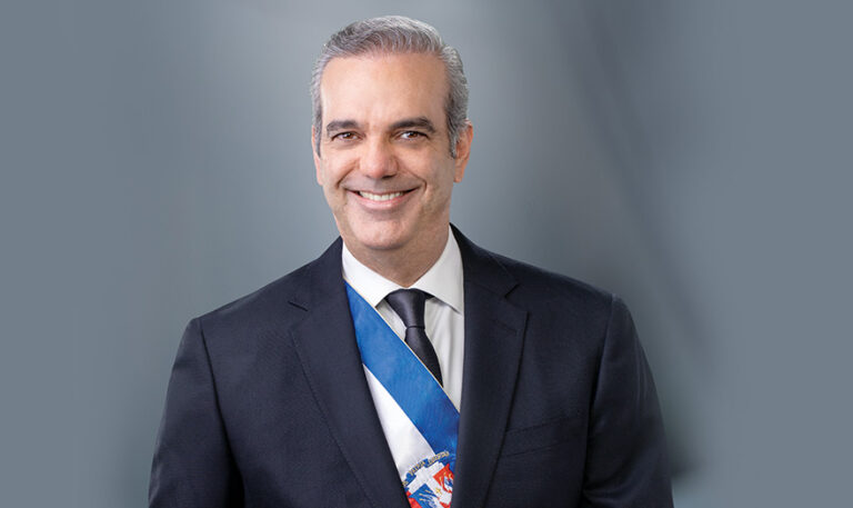 Presidente Abinader emite decreto que dispone ascensos y retiros en las FFAA