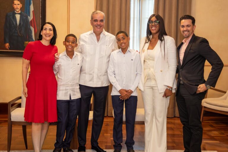 Presidente recibe al destacado estudiante Hensel Aquino García, apodado “Pico de Oro” por su elocuencia y seguridad al expresarse