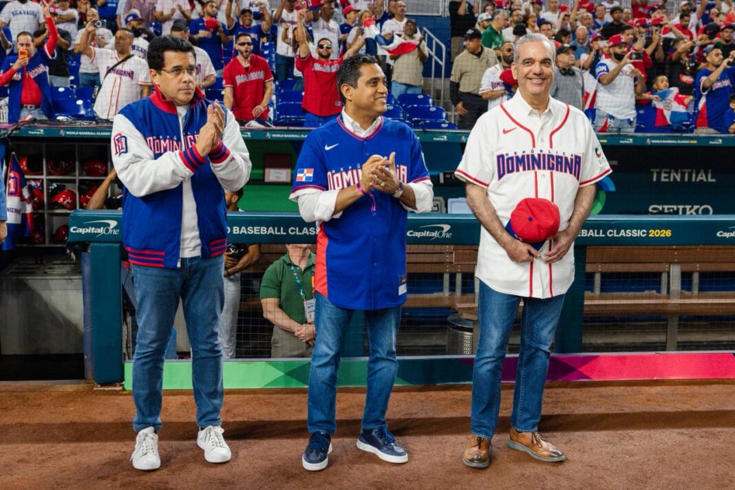 Presidente Abinader asiste a juego inaugural de RD en Clásico Mundial de Béisbol en Miami y lanza primera bola