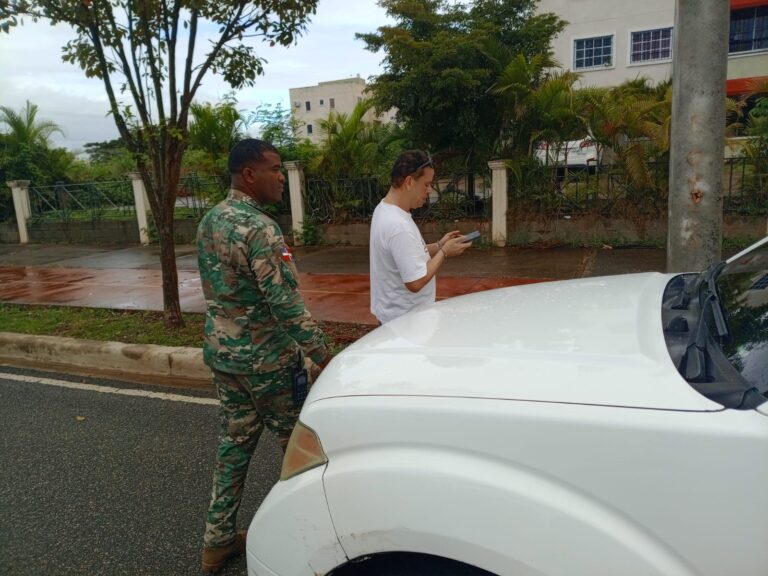 Conductor supuestamente ebrio causa caos en residencial de Ciudad Juan Bosch