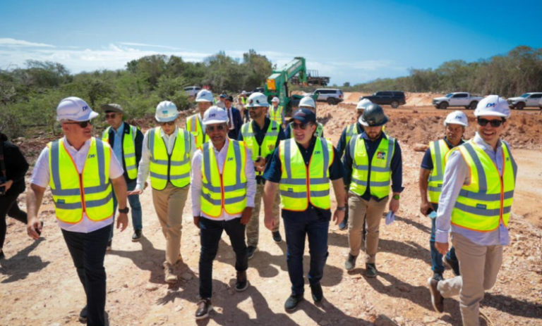 Paliza inspecciona Aeropuerto Internacional Cabo Rojo, avanza conforme al cronograma