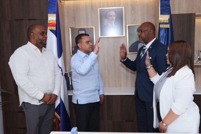 Doctor Julio Landrón juramenta director y subdirectora del Hospital Antonio Musa