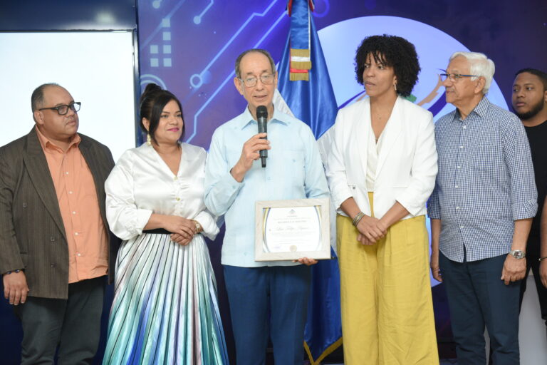 Luis Felipe Aquino imparte cátedra sobre los orígenes y evolución del turismo en conversatorio de Adompretur