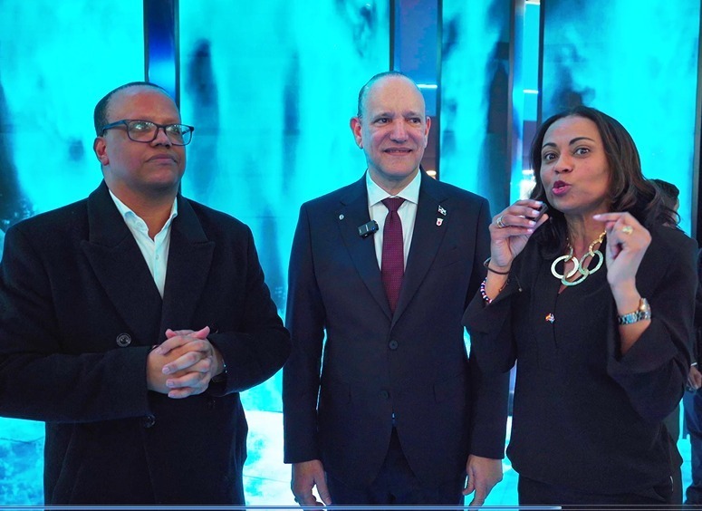 Alcalde Ulises Rodríguez resalta conectividad aérea de Santiago desde Madrid