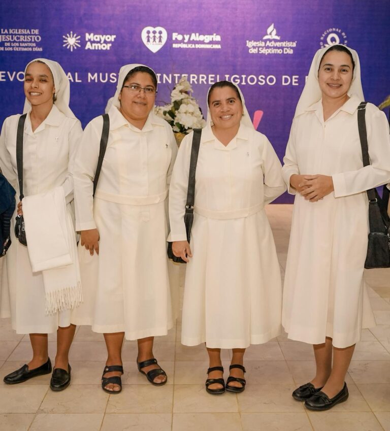 Más de 1,000 personas se unen en devocional musical interreligioso de Pascua organizado por La Iglesia de Jesucristo