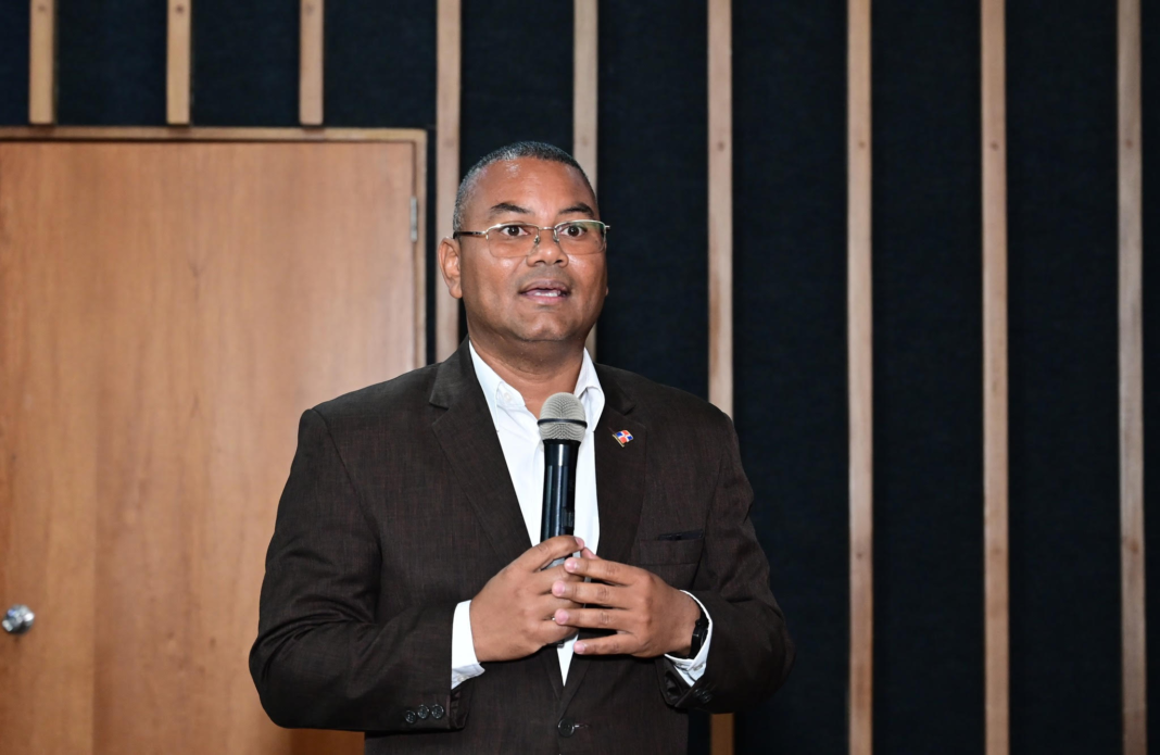 Periodista Logan Jiménez Ramos denuncia irregularidades en emisión de factura con valor fiscal en cine de Santo Domingo Este