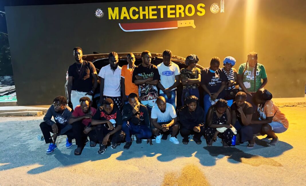 Ejército intercepta vehículo con 20 haitianos en condición migratoria irregular en Mao