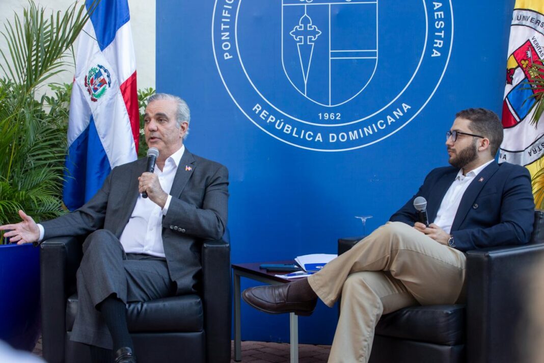 Presidente Abinader conversa con estudiantes universitarios sobre educación, liderazgo y servicio público como pilares del desarrollo