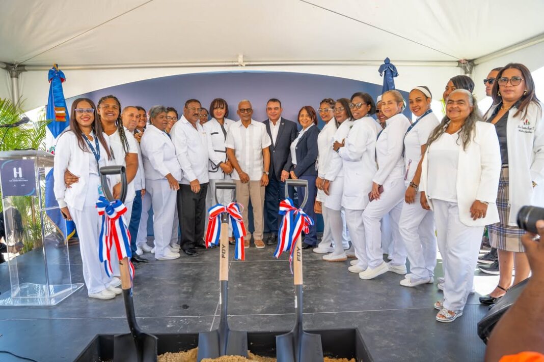 Director del SNS da primer palazo para la construcción del Hospital Pediátrico San Andrés en Boca Chica
