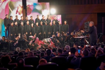 Más de 1,000 personas se unen en devocional musical interreligioso de Pascua organizado por La Iglesia de Jesucristo