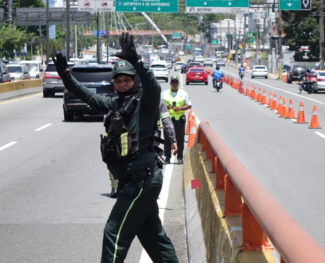 Conductor de motocicleta será puesto a disposición del Ministerio Público tras agredir agentes de la DIGESETT durante operativo en Villa Mella
