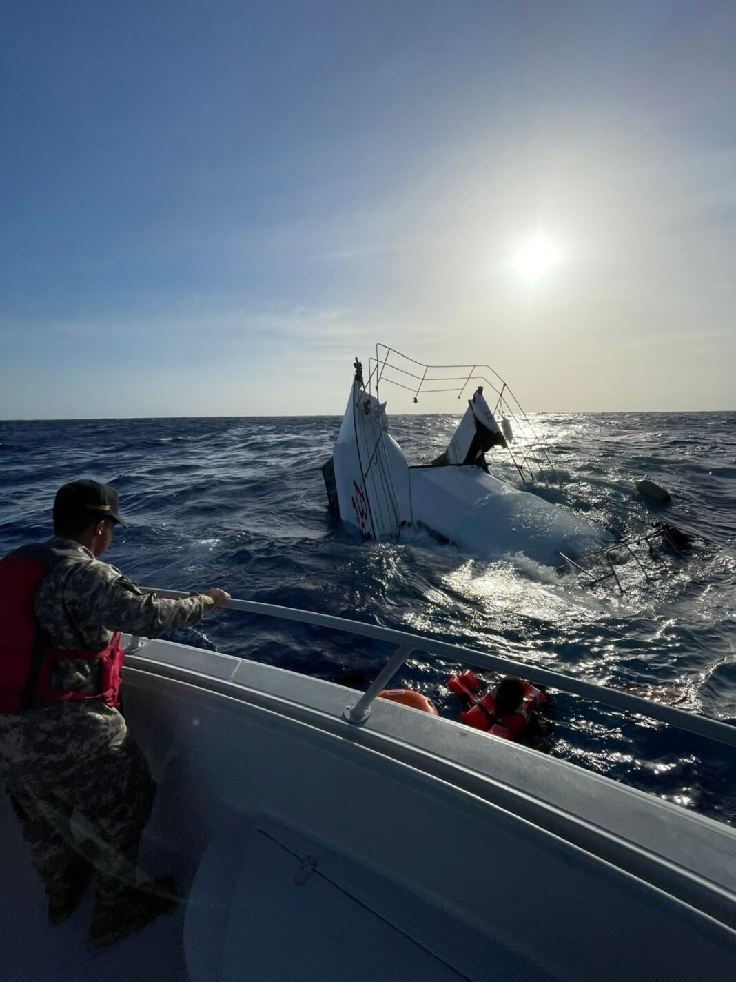 Armada Dominicana rescata a dos extranjeros tras naufragio de embarcación procedente de Islas Turcas y Caicos
