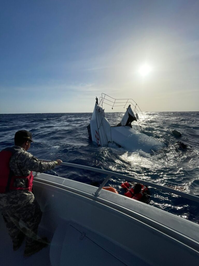 Armada Dominicana rescata a dos extranjeros tras naufragio de embarcación procedente de Islas Turcas y Caicos