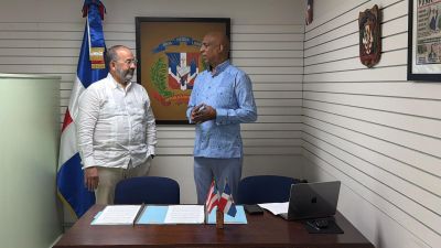 Cónsul dominicano en Mayagüez, Puerto Rico, firma memorándum de entendimiento para que inmigrantes nacionales accedan a la banca formal