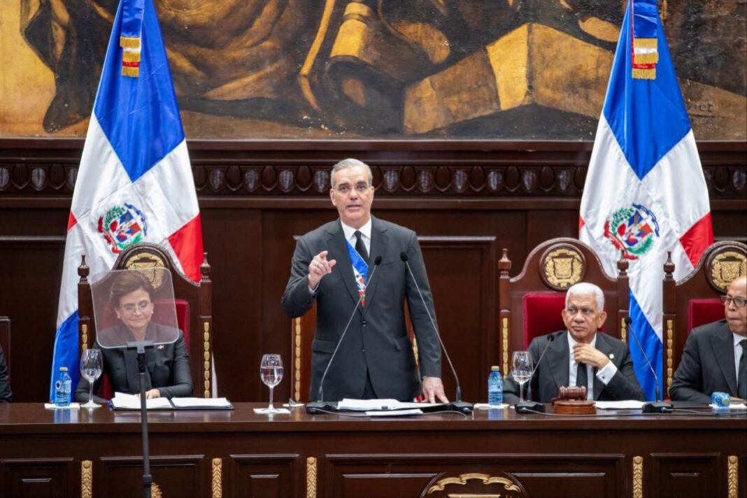 Abinader destaca aportes del Indotel a la inclusión digital con becas STEM, ciberseguridad y Canasta Digital Social