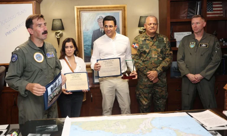 Ministro David Collado y la embajadora Leah Campos realizan visita al portaaviones USS Nimitz