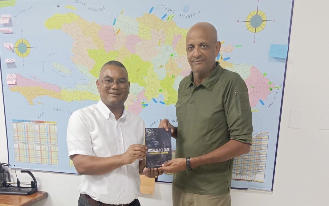 Coronel CB Edwin Olivares autografía su libro 