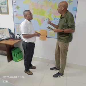 Coronel CB Edwin Olivares autografía su libro "Más Allá del Caos: La Preparación y la Coordinación" al periodista Logan Jiménez Ramos