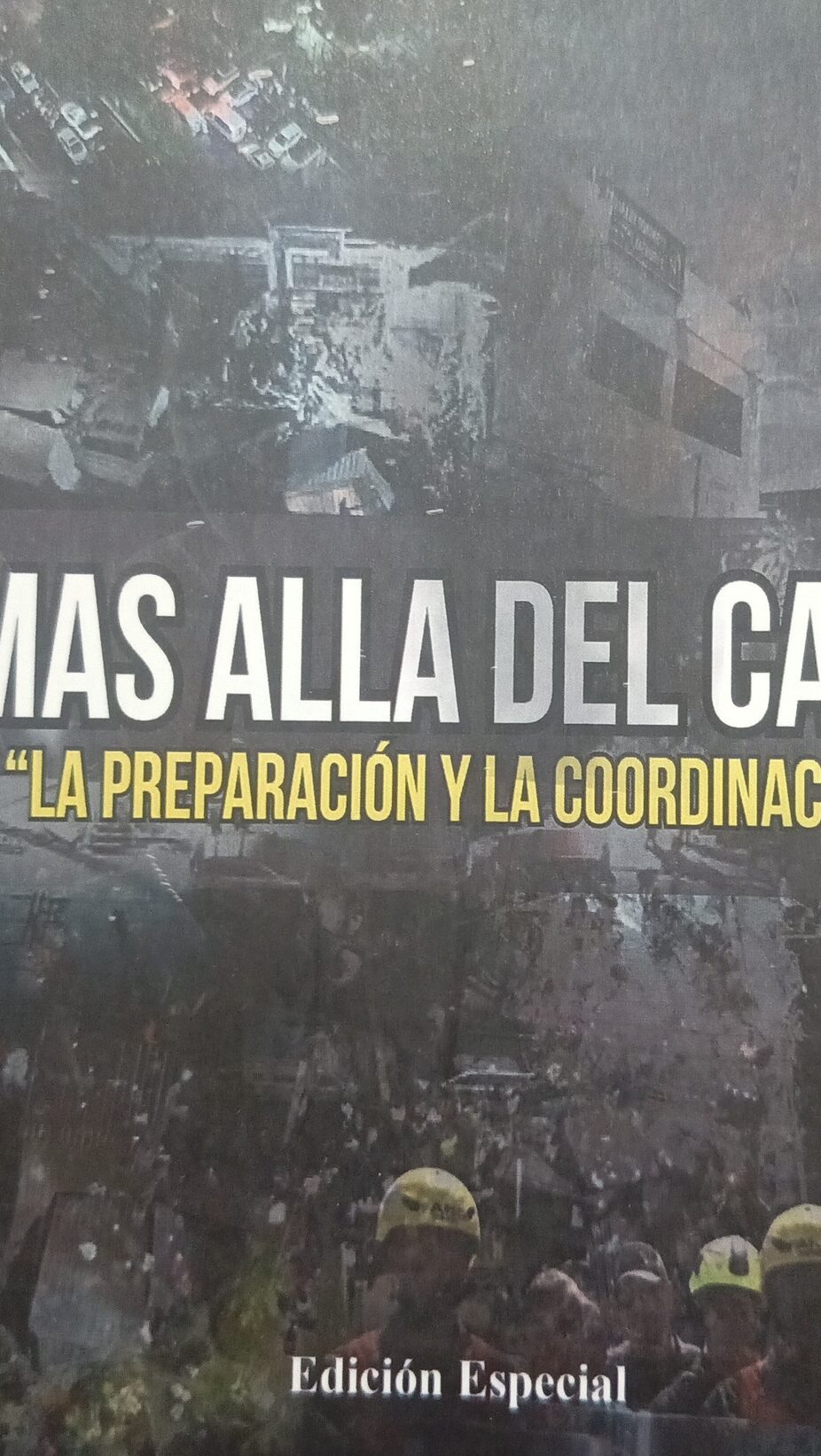 Coronel CB Edwin Olivares autografía su libro "Más Allá del Caos: La Preparación y la Coordinación" al periodista Logan Jiménez Ramos