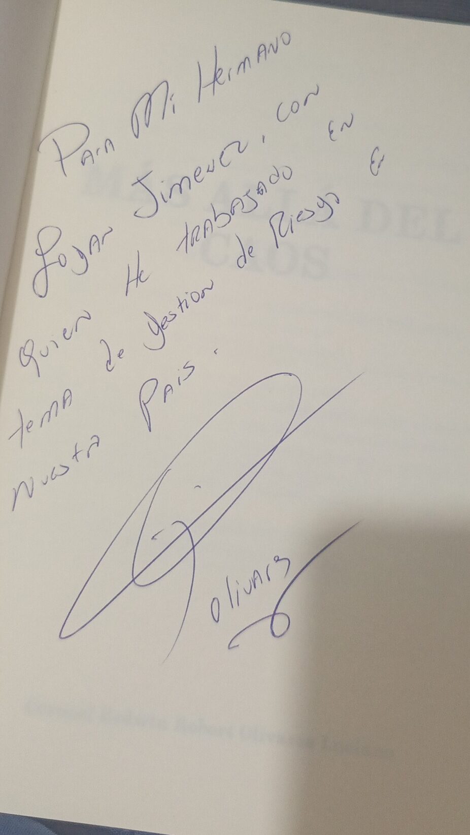Coronel CB Edwin Olivares autografía su libro "Más Allá del Caos: La Preparación y la Coordinación" al periodista Logan Jiménez Ramos